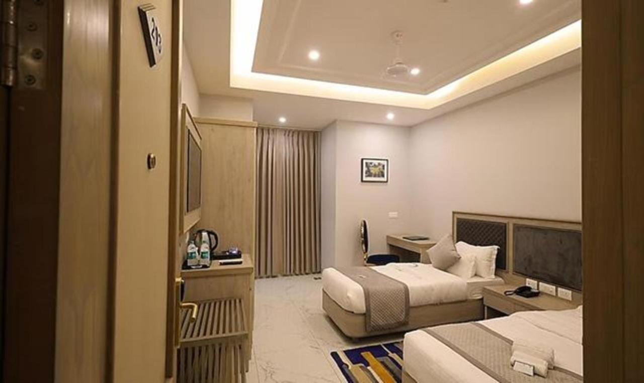 Fabhotel Prime Hampton By Ic'S Noida Zewnętrze zdjęcie